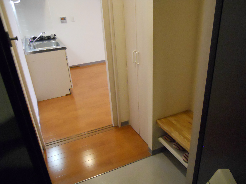 木村末廣苑こもれび外神田 イス・手すりがついており靴の履き替えも楽にできます