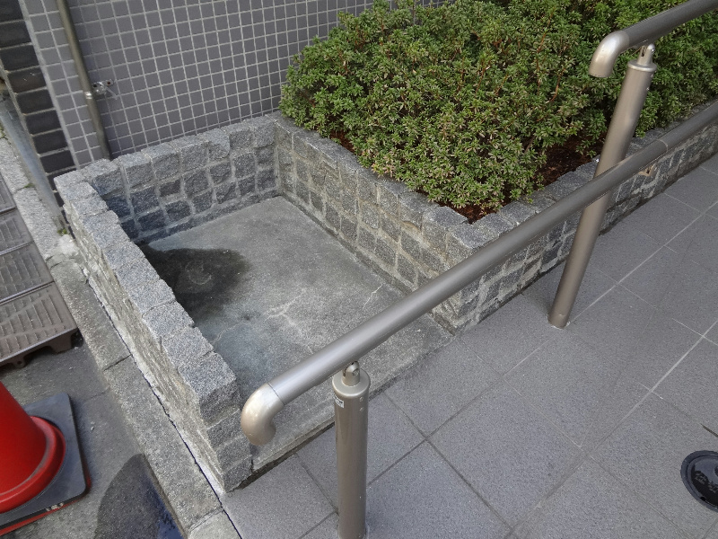 こもれび東神田 マンションエントランス前　ゴミ捨て場