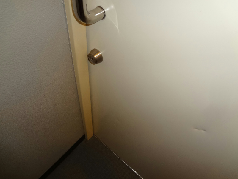 こもれび東神田 玄関前シリンダーの位置